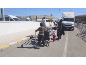 Türkiye’de doğup büyüyen 9 yaşındaki Suriyeli çocuk, gözyaşları içerisinde "Türkiye benim ikinci vatanım" sözleriyle ülkesine döndü