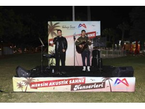 Mersin’de akustik sahne konserleri gençlerin ilgisini çekiyor