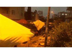 Fırtına pazar yerindeki güneşlikleri devirdi, tezgahları savurdu