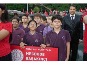 Antalyalılar 29 Ekim coşkusunu sağanak yağmur altında kutladı