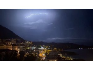 Kaş’ta şimşekler geceyi gündüze çevirdi: Muhteşem doğa olayı kameraya yansıdı