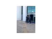 Yol verme kavgasında 1 kişiyi ayağından silahla vuran 2 şüpheli yakalandı