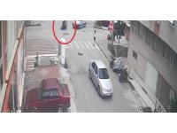 Motosiklet, hafif ticari araca çarpmamak için devrildi: 2 yaralı