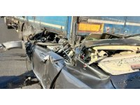 Tıra arkadan çarpan Volvo hurdaya döndü: 1 ölü