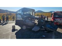 Mersin’de tarım işçilerini taşıyan midibüs otomobille çarpıştı: 3 ölü, 12 yaralı