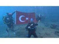 Denizin altında işaret diliyle İstiklal Marşı’nı okudular
