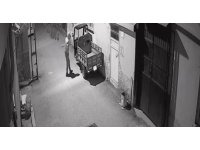 Yüzünü kapüşonla kapatarak mopedi dakikalar içinde çaldı