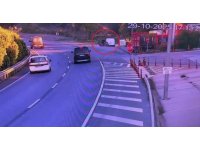 Park halindeki otomobile çarpan sürücü ölümden döndü