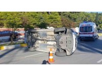 Park halindeki araçlara çarpıp yan yatan otomobilin sürücüsü yaralandı