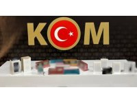 İş yerine yapılan baskında çok sayıda kaçak ürün ele geçirildi