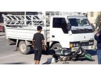 Motosikletle kamyonet çarpıştı, kaza anı kameraya yansıdı