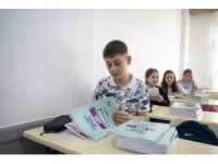 Mersin’de 5 bin öğrenciye ücretsiz kaynak kitap dağıtıldı