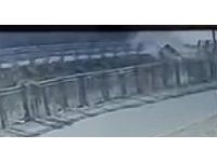 Hafif ticari araç sulama kanalına uçtu: O anlar kamerada