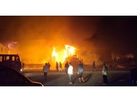 Antalya’da paketleme fabrikası alev alev yandı