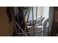 Apartman boşluğuna düşürek mahsur kalan yavru kediyi itfaiye ekipleri kurtardı