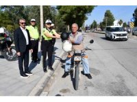 Dörtyol’da polis ekipleri, motosiklet sürücülerine kask dağıttı