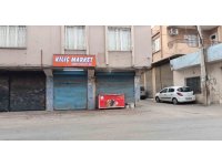 Otomobil markete daldı: 4 yaralı