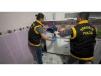 Mutfak dolabından AK-47 ve pompalı tüfek çıktı