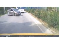Otomobilin, ticari taksiye çarpma anı araç kamerasına yansıdı: 2 yaralı