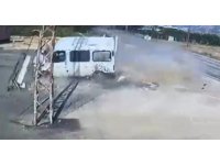 Devrilen minibüsün sürücüsü yaralandı: Kaza anı kamerada