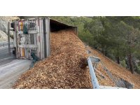 Tır devrildi, sürücü hafif yaralandı