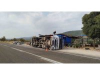 Kamyon devrildi, sürücü yara almadan kurtuldu