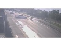 Otomobille çarpışan motokuryenin ağır yaralandığı kaza güvenlik kamerasına yansıdı