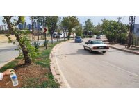 Adana’da keskin viraj tehlikesi: Esnaf kamera taktırdı, kazaları kaydetti