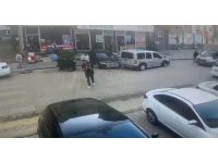 Kontrolden çıkan otomobil park halindeki araca çarptı: Temizlik işçisi son anda kurtuldu