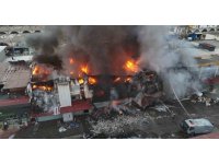 Hırdavat dükkanında çıkan yangını söndürme çalışmaları devam ediyor: Yangın, havadan görüntülendi