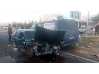 Isparta’da kamyonetle çarpışan otomobil hurdaya döndü: 2 yaralı