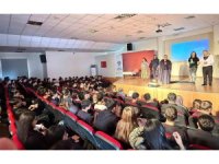 Mersin’de ’madde bağımlılığı’ konulu tiyatro büyük ilgi gördü