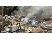 Kırıkhan’da hurdalık alanda çıkan yangını itfaiye ekipleri söndürdü