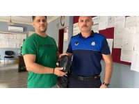 Zabıta ekiplerinin devriye atarken yerde buldukları çanta sahibine teslim edildi