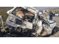 Tır, ışıkta bekleyen 5 aracı biçti