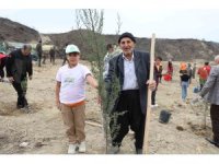 Kozan’da yangından etkilenen alana dede-torun fidan dikti