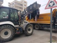 Akeniz’de caddeye dökülen tekstil atıkları kısa sürede temizlendi