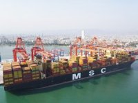 Dünyanın en büyük konteyner gemisi Mersin Limanı’na geldi