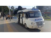 Minibüse çarpmamak için motosikleti devirdi: 1 yaralı