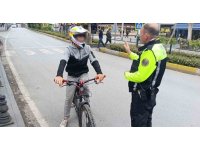 Trafik polisinden trafiği tehlikeye düşüren bisikletliye nasihat: "Bisiklete ceza yazılmaz diye düşünmeyin"