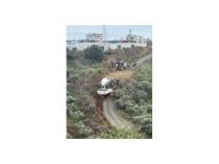 Samandağ’da beton mikseri yol kenarına devrildi