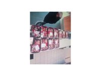 Yemek tepsisindeki cep telefonunu böyle çaldı