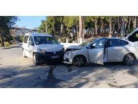 Manavgat’ta otomobiller kafa kafaya çarpıştı: 1 yaralı
