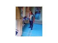 Camide ayakkabıları tek tek inceledi, beğendiğini çaldı