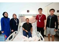 Çekiç kullanırken gözüne metal parça saplandı