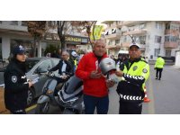 Korkuteli ilçesinde motosiklet sürücülerine kask dağıtıldı