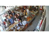 Depreme lokantada yakalanan vatandaşları panikle kaçışları kamerada