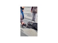 Kazada yaralandı, çarpıştığı aracın sürücüsü ve çocuğunun korktuğunu görünce kendi acısını bir kenara attı