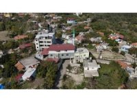 Mahallelinin uygun yer bulamaması üzerine inşa edilen caminin altından 6 metre genişliğinde yol geçiyor