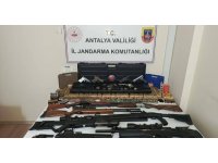 Kemer’de jandarmanın operasyon düzenlediği evden çok sayıda silah çıktı